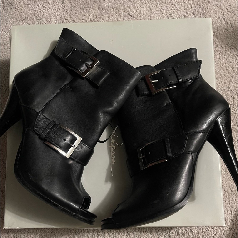 Women’s leather peep toe shoe